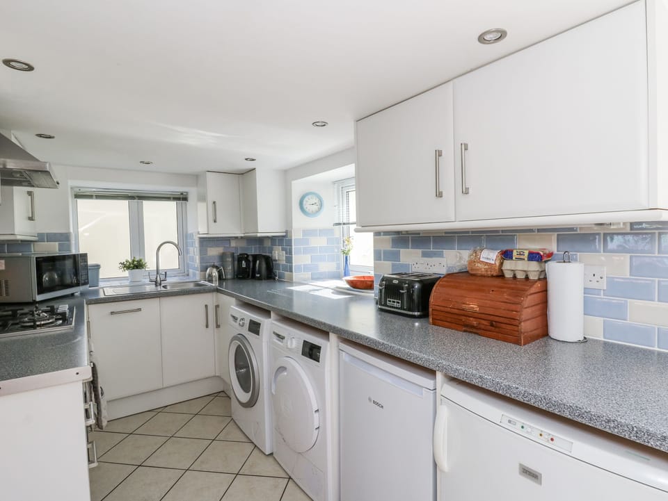 Fridge, dishwasher, cookware/dishes/utensils