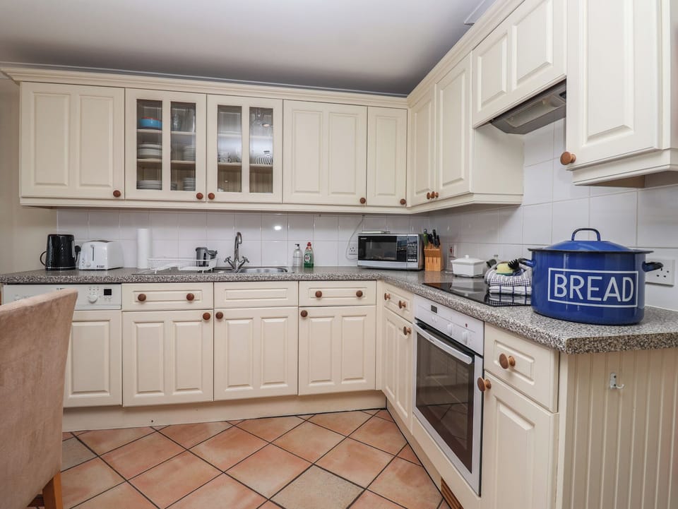 Cottage | Private kitchen | Fridge, dishwasher, cookware/dishes/utensils