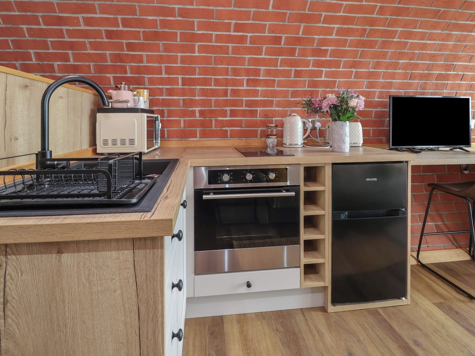 Fridge, electric kettle, toaster, cookware/dishes/utensils