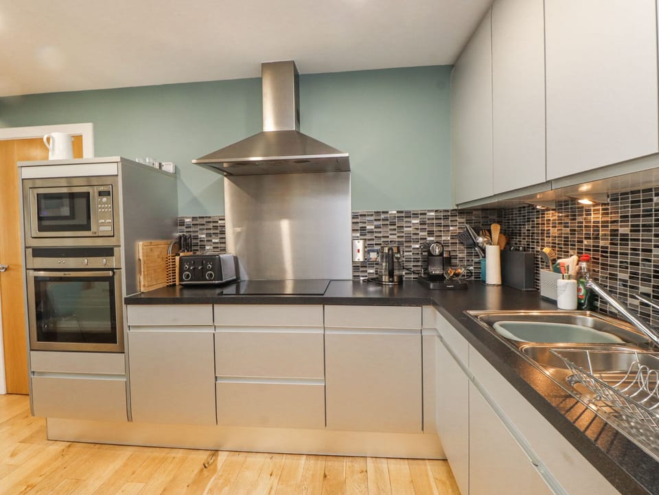 Cottage | Private kitchen | Fridge, microwave, dishwasher, toaster