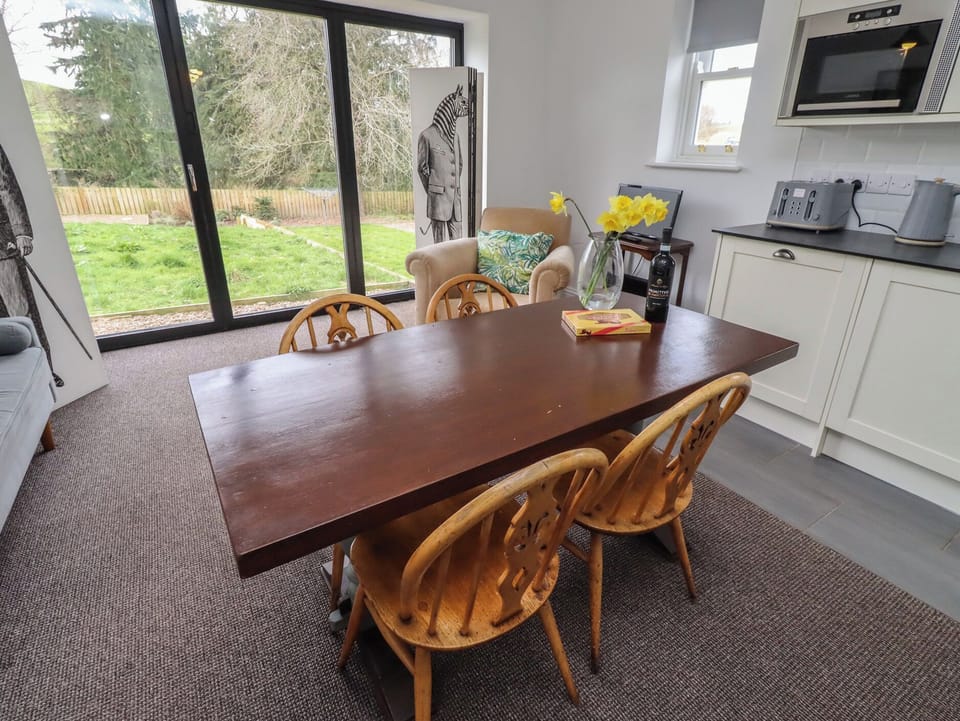 Cottage | Dining