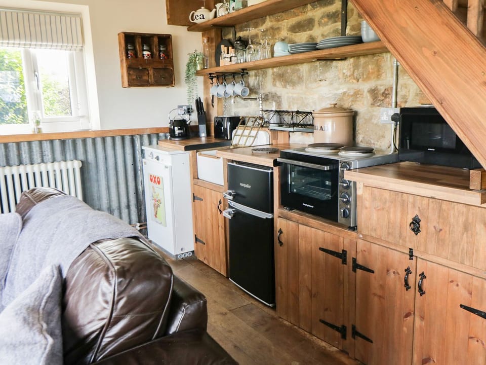 Fridge, cookware/dishes/utensils
