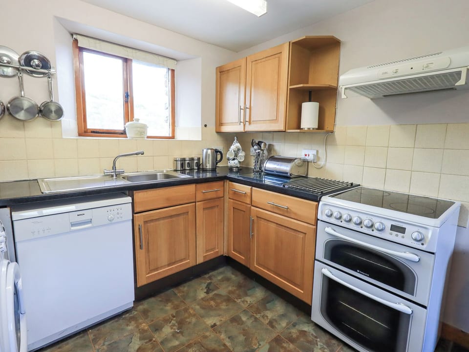 Fridge, microwave, dishwasher, cookware/dishes/utensils