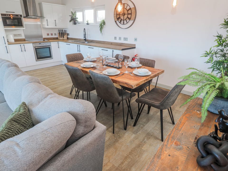 Cottage | Dining