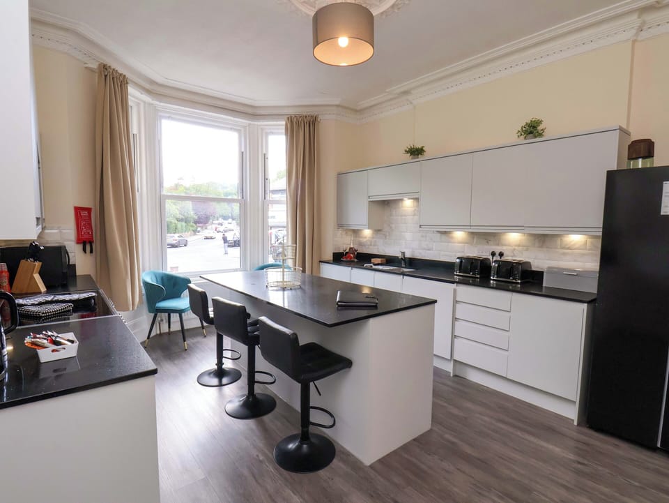 Cottage | Private kitchen | Dishwasher, cookware/dishes/utensils