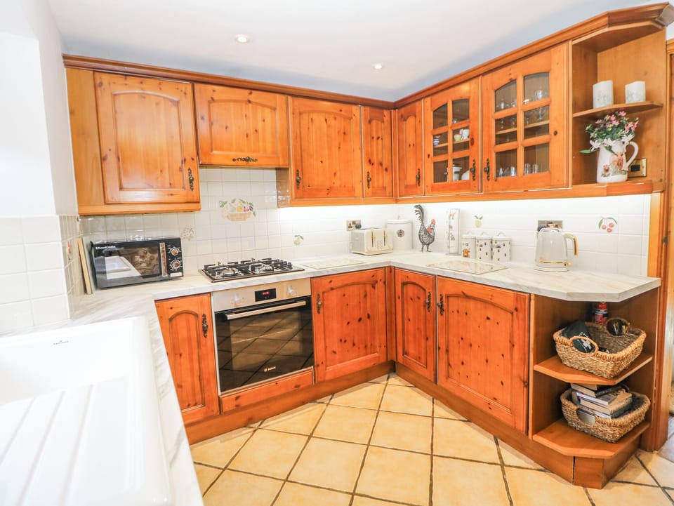 Cottage | Private kitchen | Fridge, electric kettle, toaster, cookware/dishes/utensils