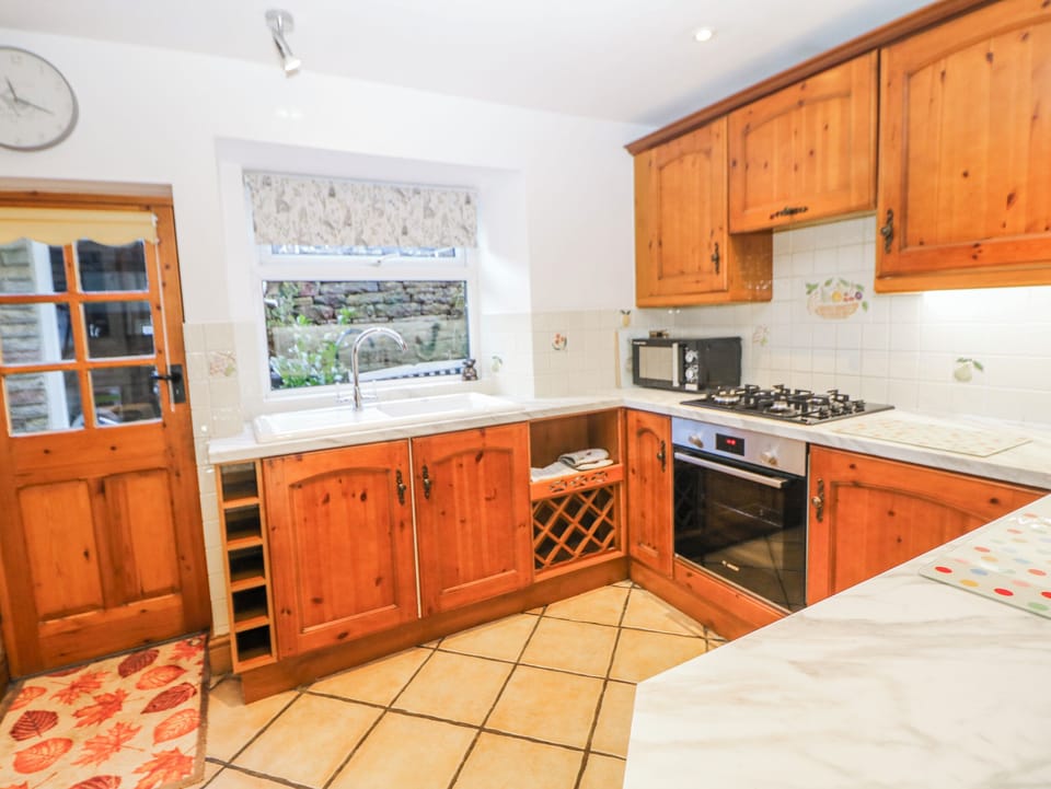 Cottage | Private kitchen | Fridge, electric kettle, toaster, cookware/dishes/utensils