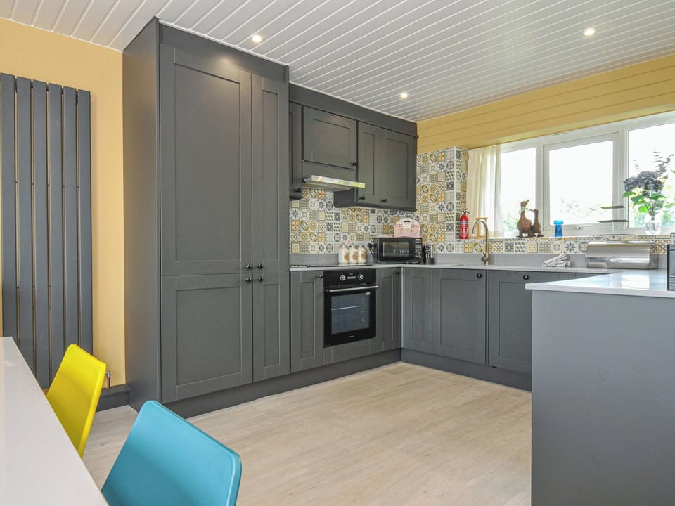 Cottage | Private kitchen | Dishwasher, cookware/dishes/utensils