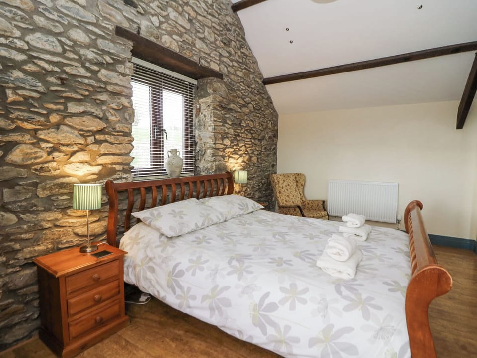 Llwyngwinau Isaf Barn Cottage in Wales
