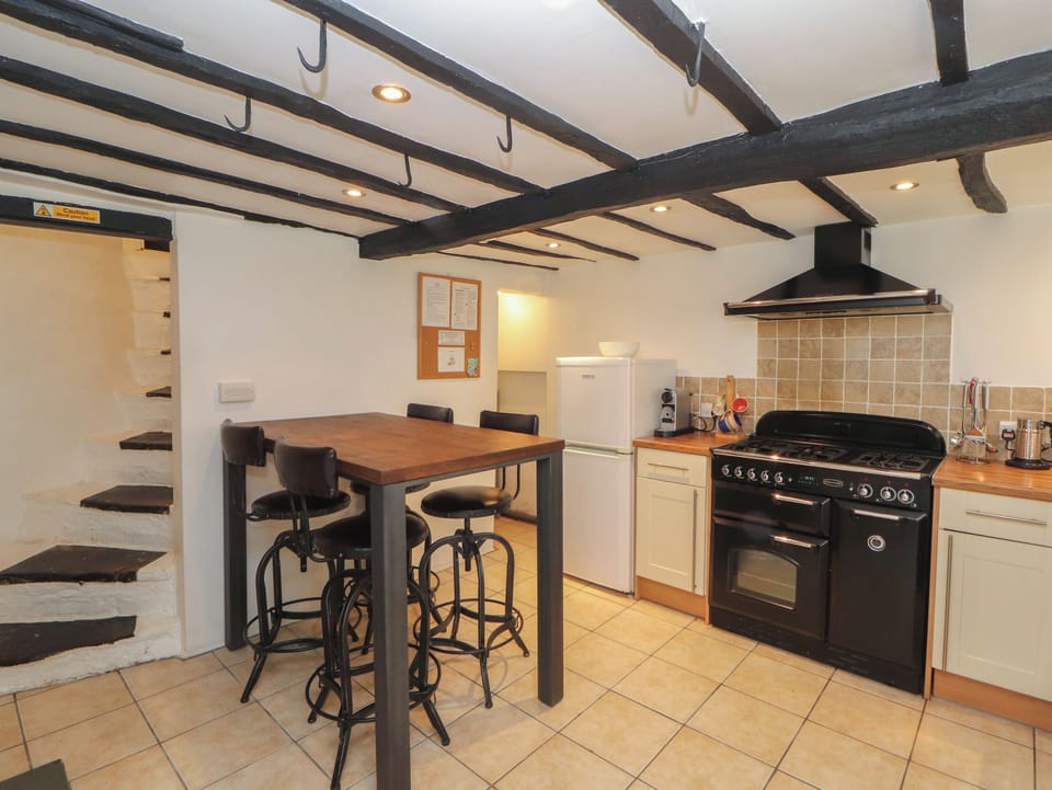 Fridge, dishwasher, cookware/dishes/utensils