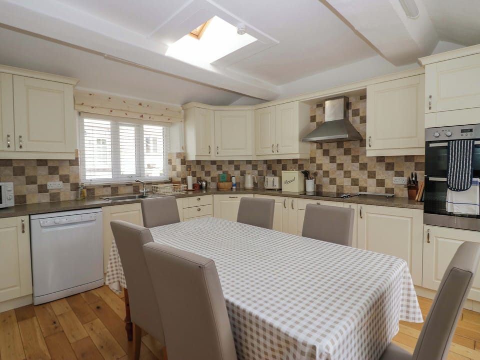 Fridge, dishwasher, cookware/dishes/utensils