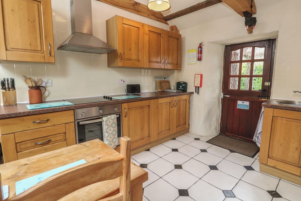 Cottage | Private kitchen | Fridge, dishwasher, electric kettle, toaster