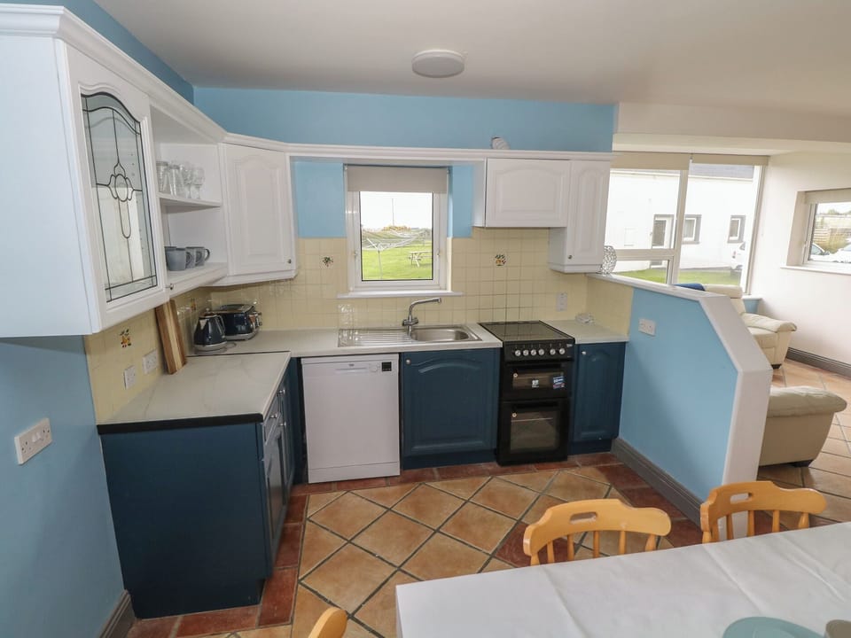 Cottage | Private kitchen | Electric kettle, toaster, cookware/dishes/utensils