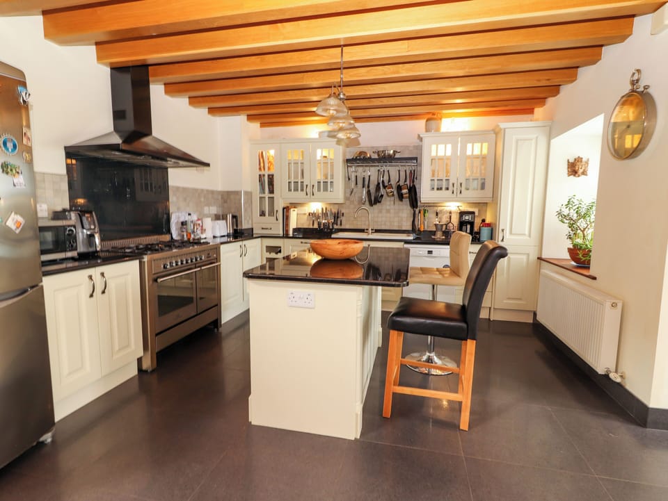 Fridge, microwave, dishwasher, cookware/dishes/utensils