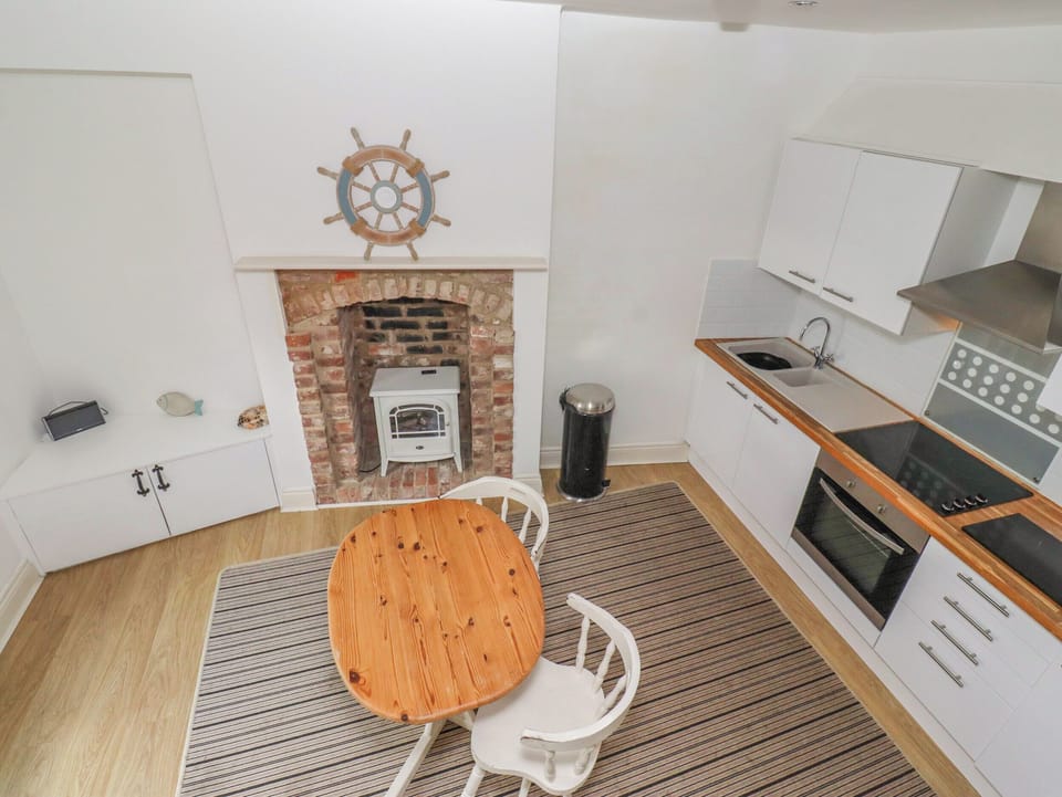 Cottage | Private kitchen | Fridge, microwave, toaster, cookware/dishes/utensils