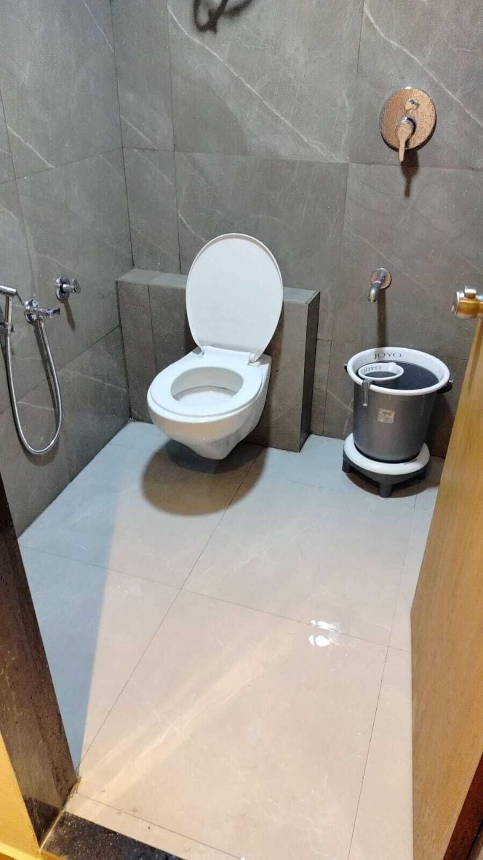 Classic Double Room | Bathroom | Shower, slippers, towels, soap