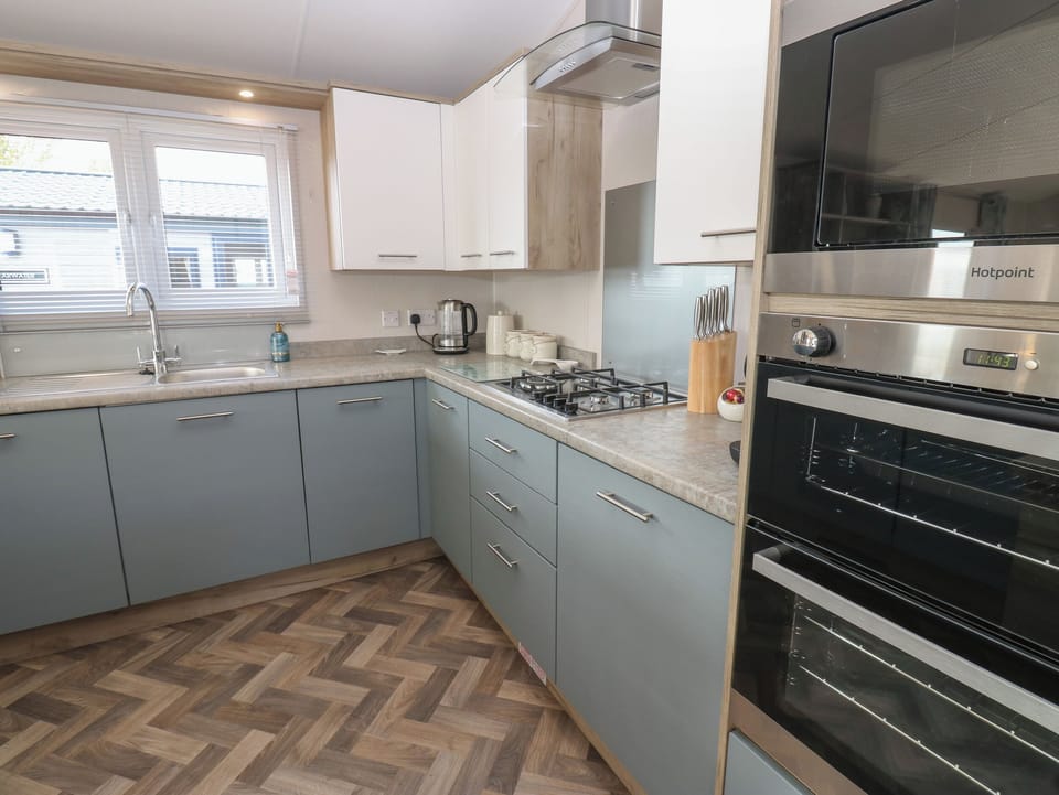 Fridge, dishwasher, electric kettle, cookware/dishes/utensils