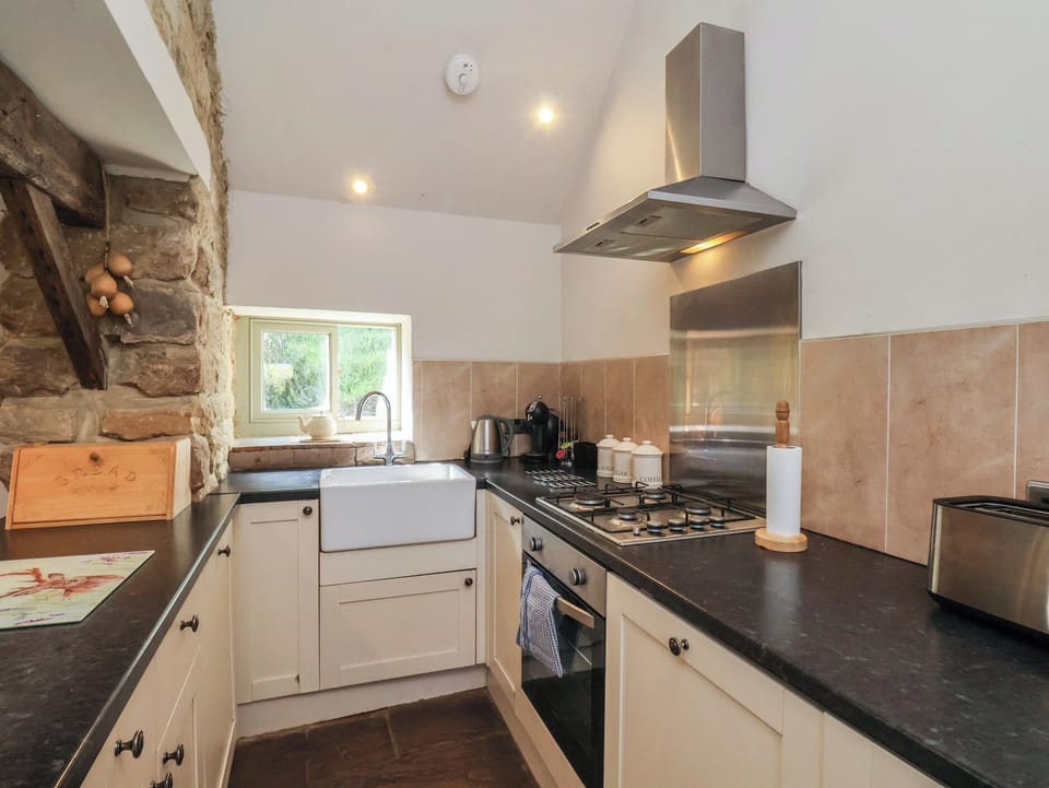 Cottage | Private kitchen | Fridge, dishwasher, electric kettle, toaster
