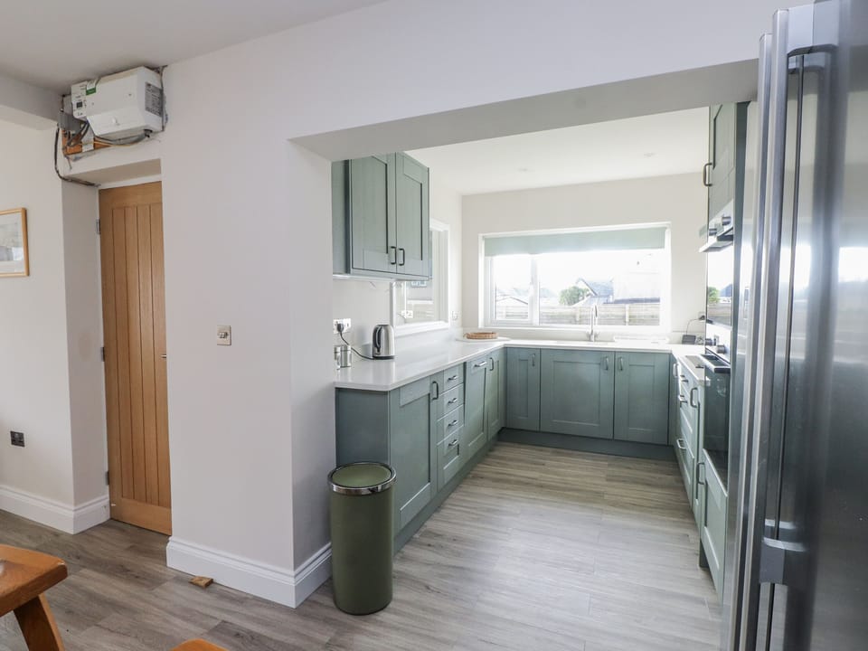Cottage | Private kitchen | Fridge, dishwasher, cookware/dishes/utensils
