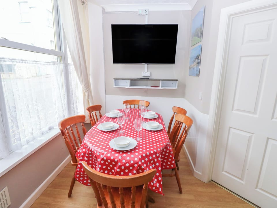 Cottage | Dining