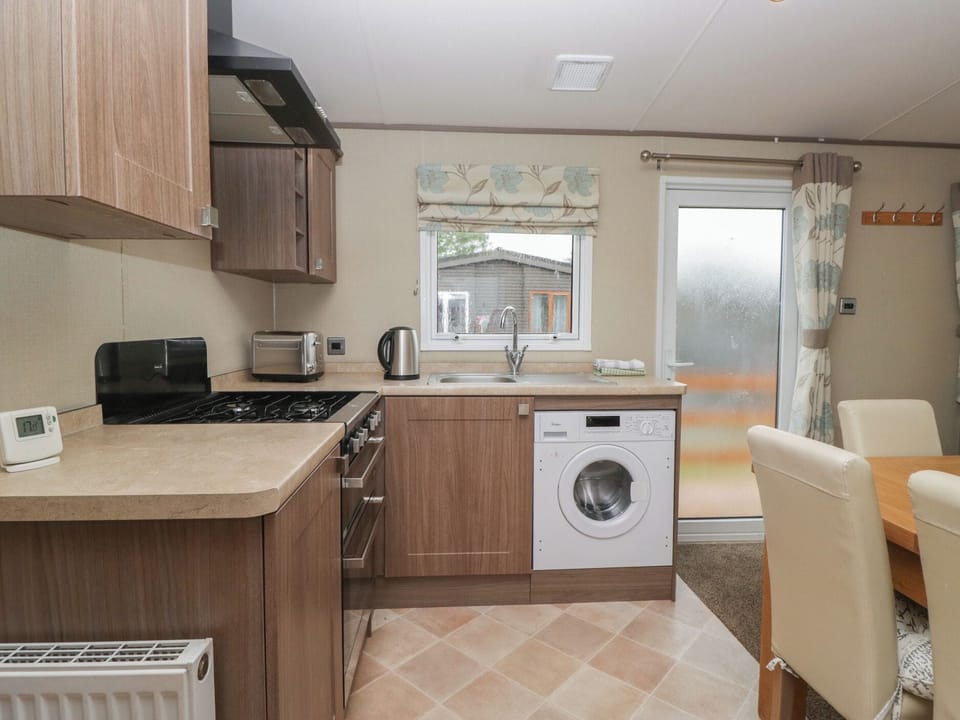Cottage | Private kitchen | Fridge, cookware/dishes/utensils