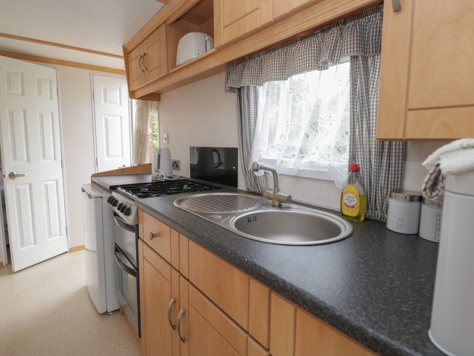 Cottage | Private kitchen | Fridge, electric kettle, toaster, cookware/dishes/utensils