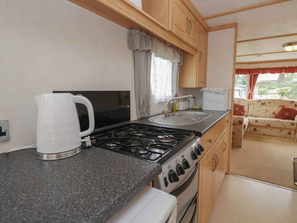 Cottage | Private kitchen | Fridge, electric kettle, toaster, cookware/dishes/utensils