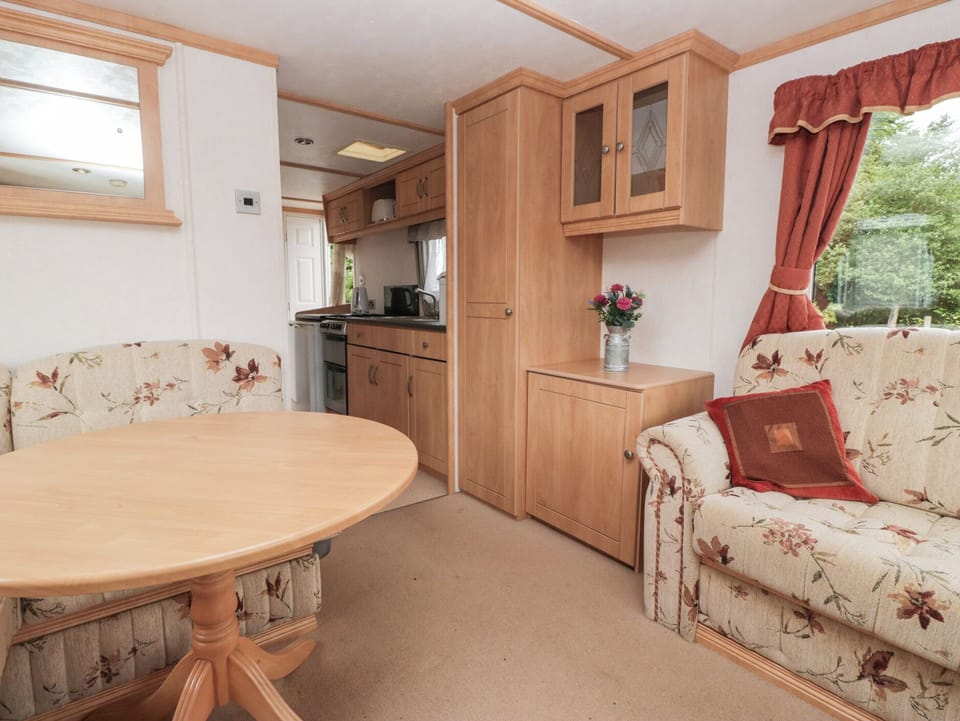 Cottage | Private kitchen | Fridge, electric kettle, toaster, cookware/dishes/utensils