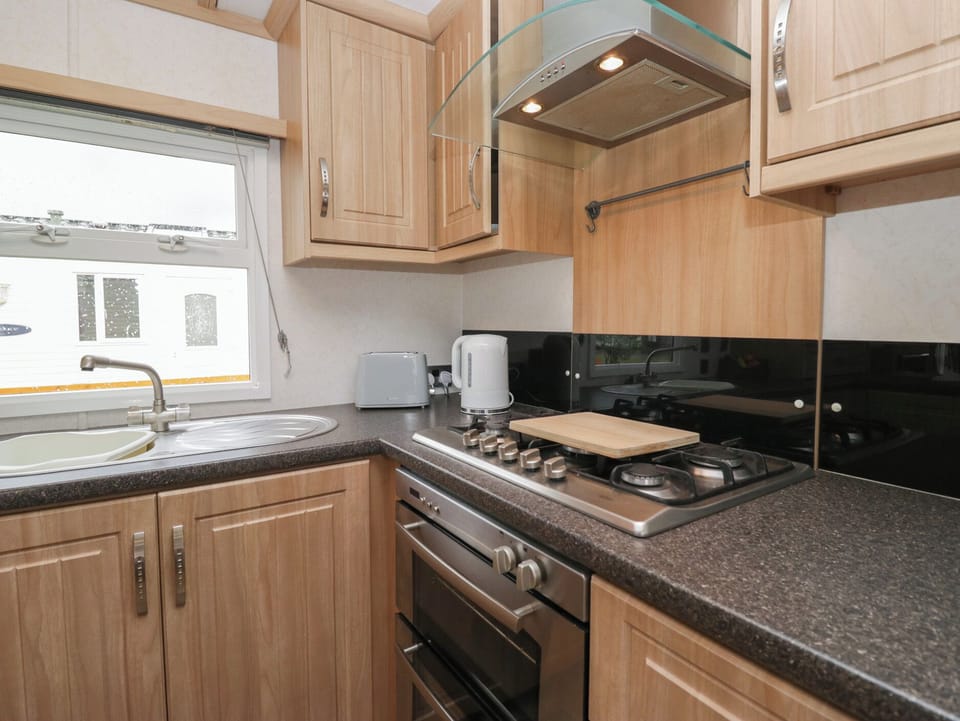 Cottage | Private kitchen | Fridge, electric kettle, toaster, cookware/dishes/utensils