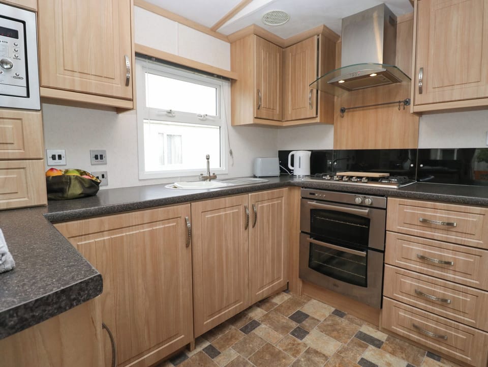 Cottage | Private kitchen | Fridge, electric kettle, toaster, cookware/dishes/utensils