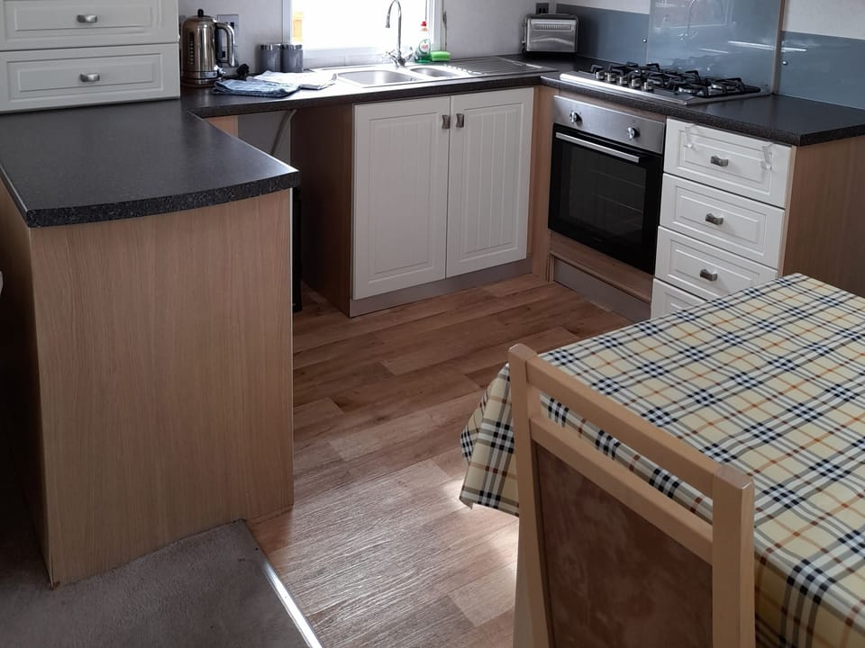 Cottage | Private kitchen | Fridge, electric kettle, toaster, cookware/dishes/utensils