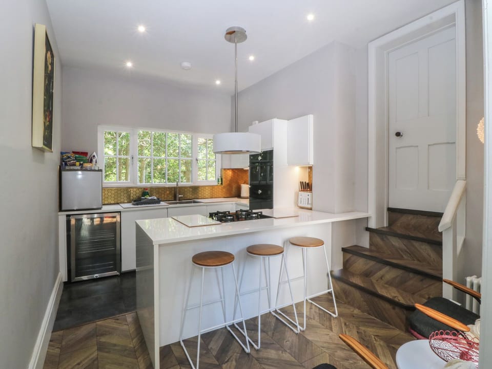 Cottage | Private kitchen | Fridge, dishwasher, electric kettle, toaster