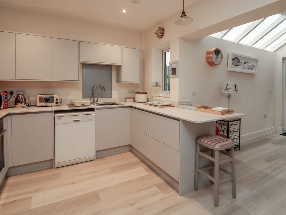 Cottage | Private kitchen | Fridge, dishwasher, electric kettle, toaster