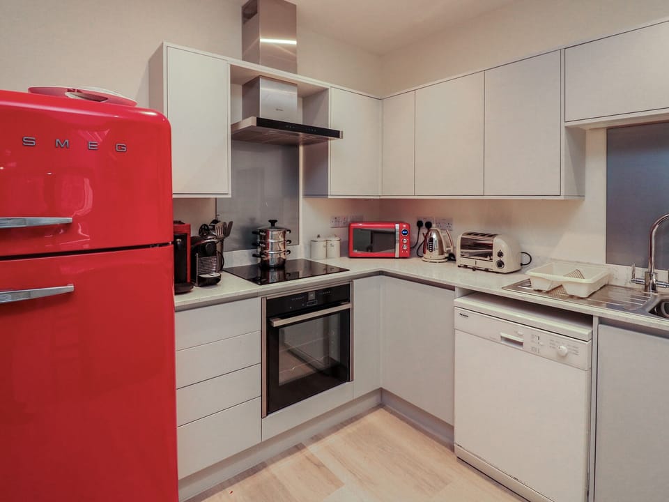 Cottage | Private kitchen | Fridge, dishwasher, electric kettle, toaster