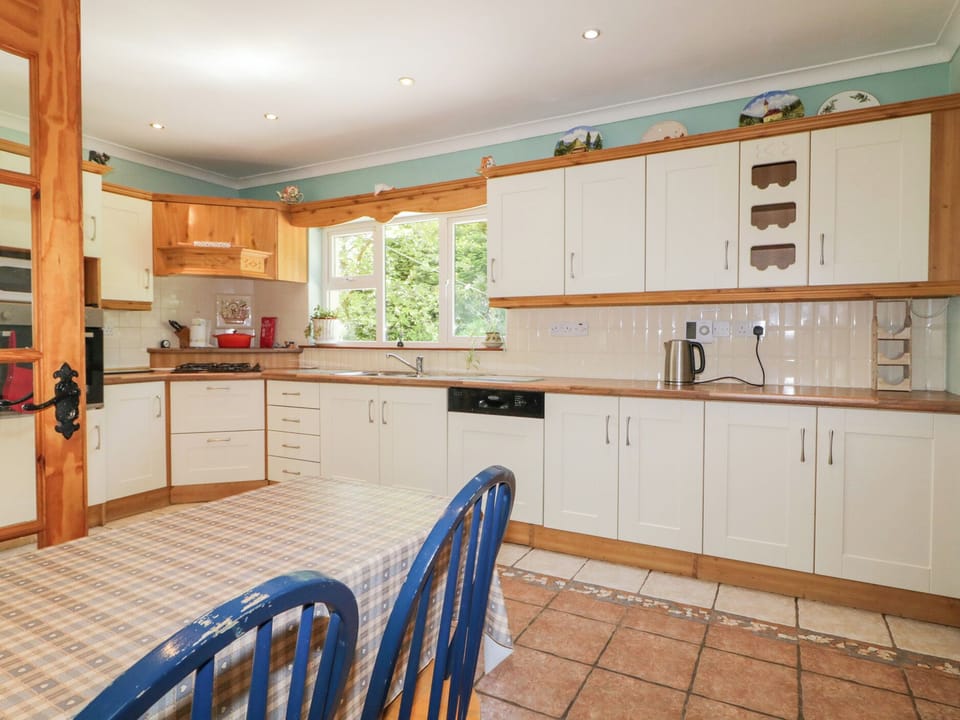 Cottage | Private kitchen | Dishwasher, cookware/dishes/utensils