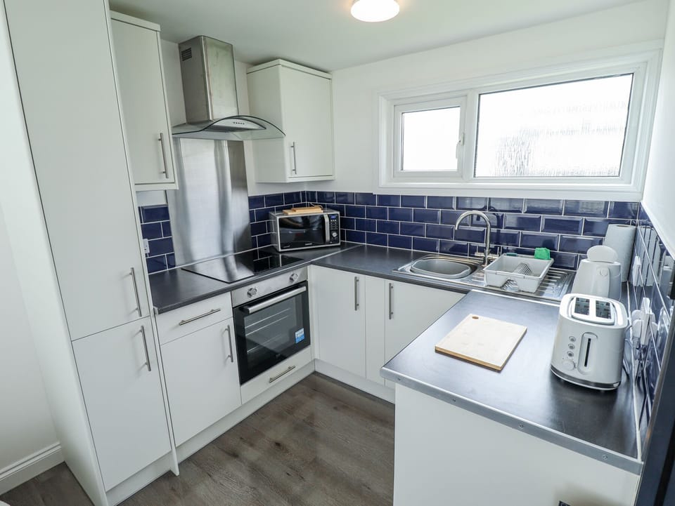 Cottage | Private kitchen | Fridge, electric kettle, toaster, cookware/dishes/utensils