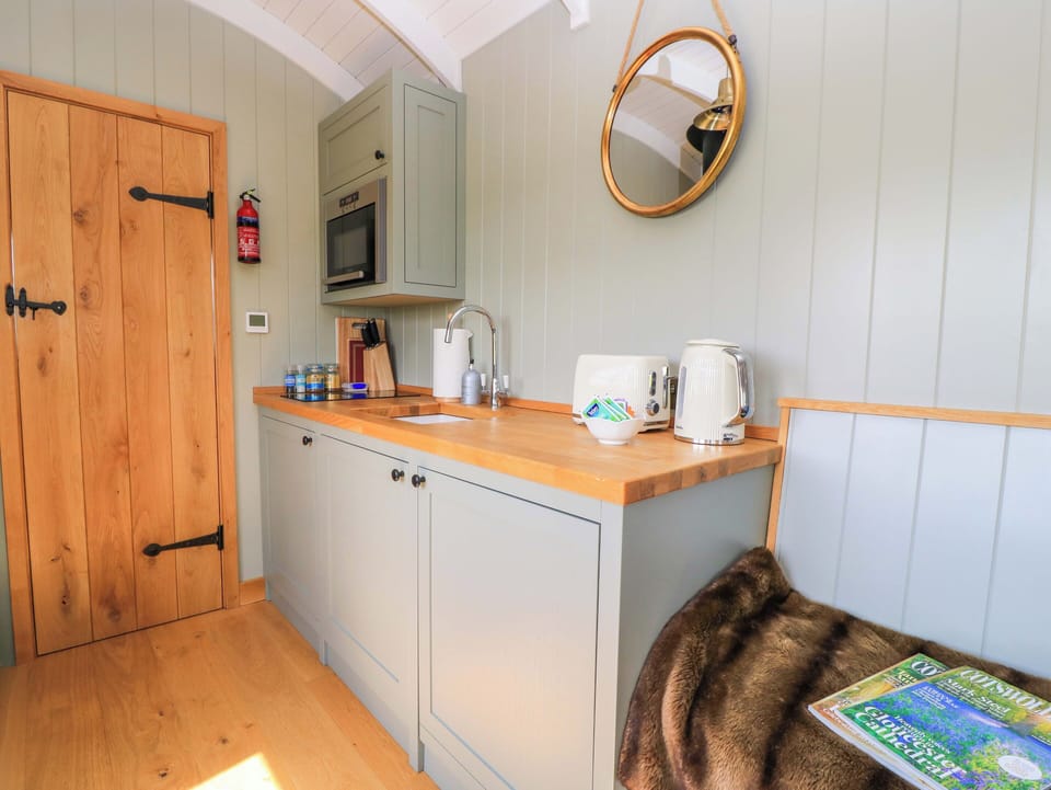 Cottage | Private kitchen | Fridge, electric kettle, toaster, cookware/dishes/utensils
