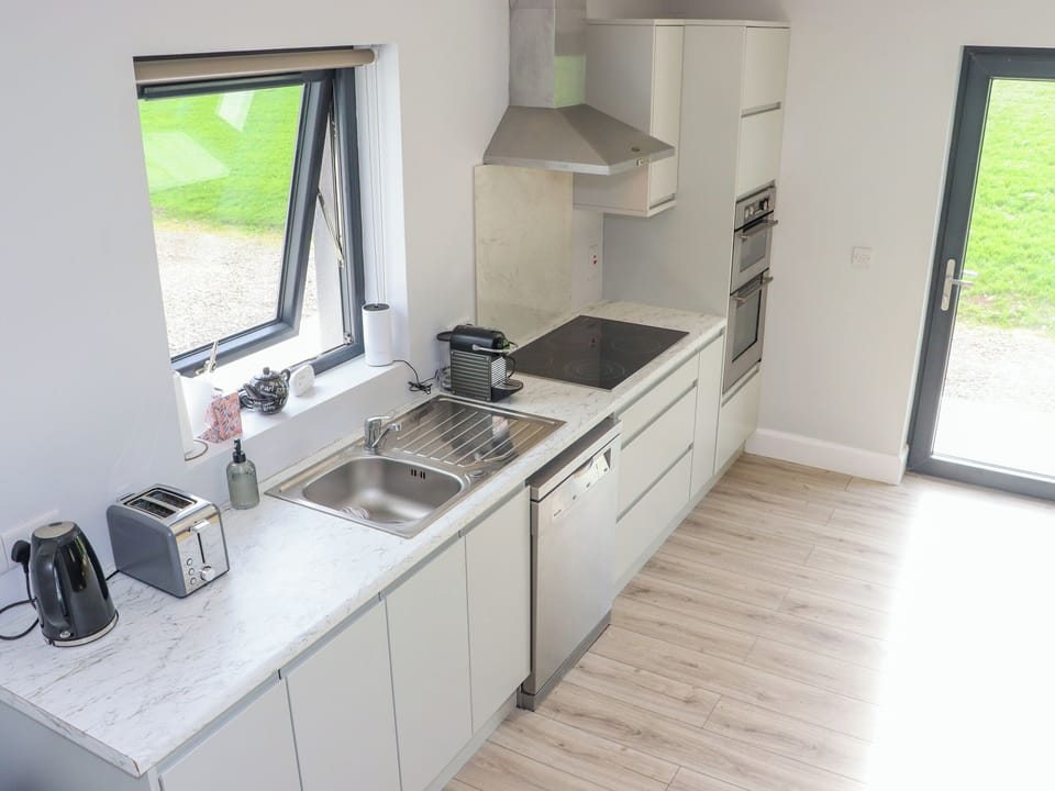 Dishwasher, electric kettle, toaster, cookware/dishes/utensils