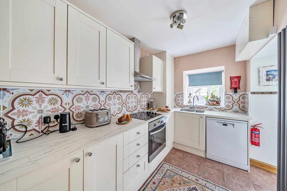 Cottage | Private kitchen | Dishwasher, cookware/dishes/utensils