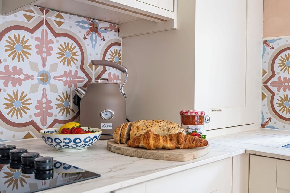 Cottage | Private kitchen | Dishwasher, cookware/dishes/utensils