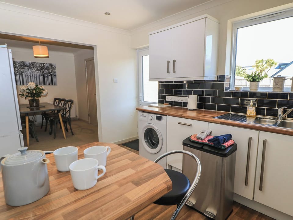 Cottage | Private kitchen | Fridge, dishwasher, electric kettle, toaster