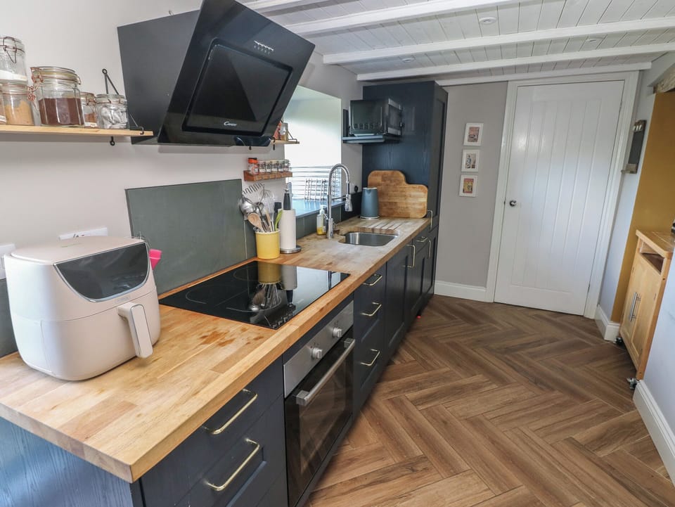 Cottage | Private kitchen | Fridge, dishwasher, electric kettle, cookware/dishes/utensils