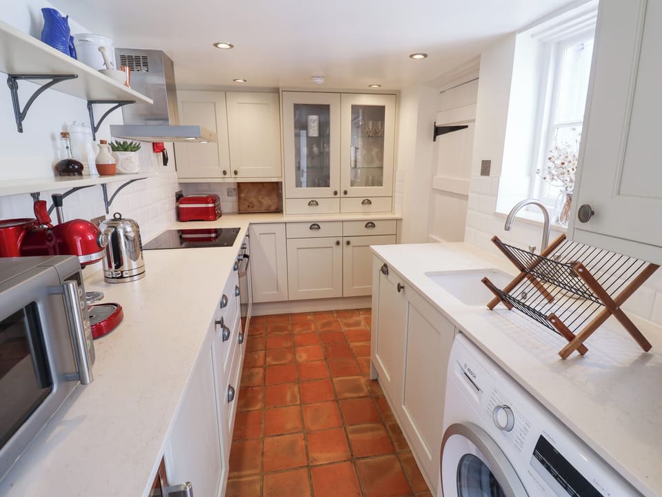 Cottage | Private kitchen | Fridge, dishwasher, electric kettle, toaster