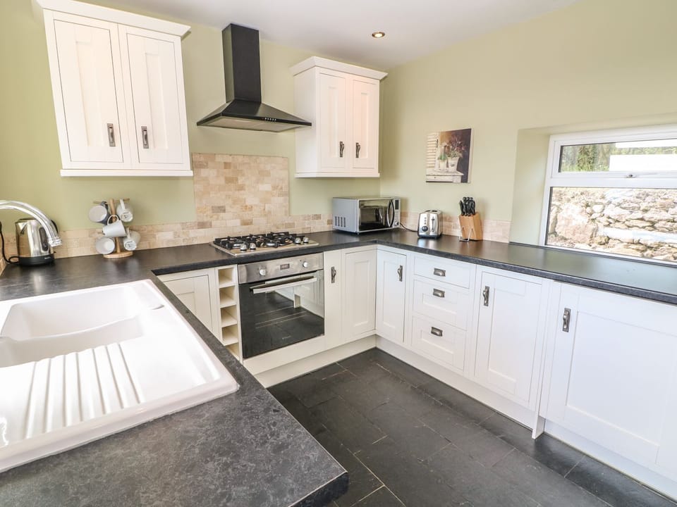 Cottage | Private kitchen | Fridge, dishwasher, cookware/dishes/utensils