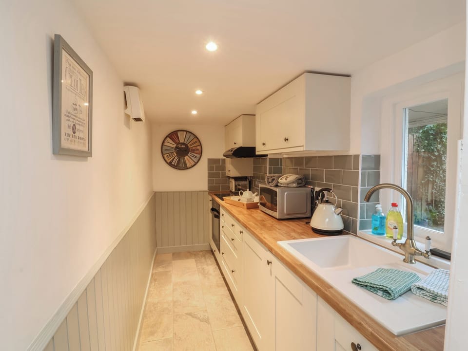 Fridge, dishwasher, cookware/dishes/utensils