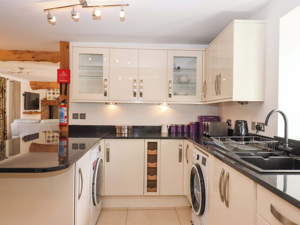 Cottage | Private kitchen | Fridge, dishwasher, electric kettle, toaster