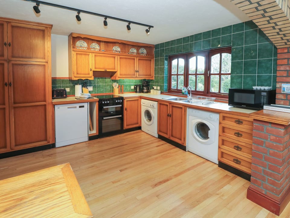 Fridge, dishwasher, cookware/dishes/utensils
