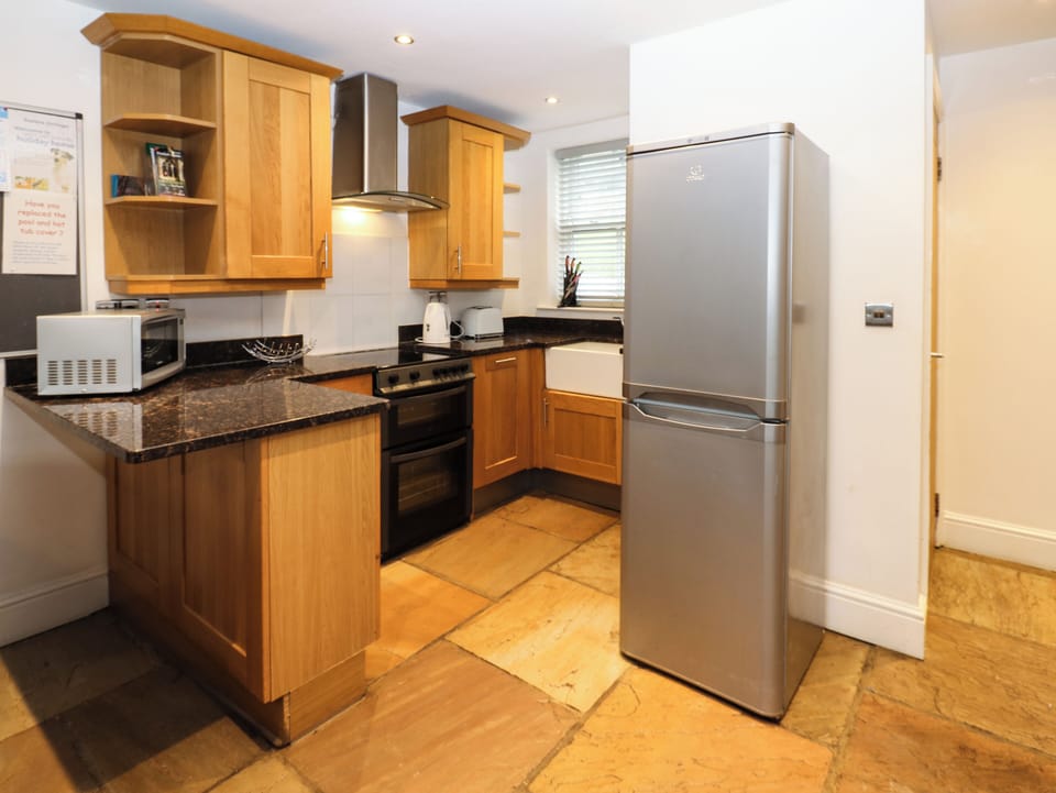 Fridge, dishwasher, cookware/dishes/utensils