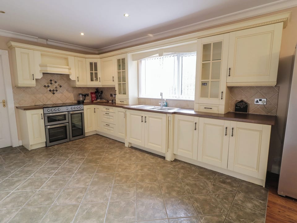 Dishwasher, electric kettle, cookware/dishes/utensils