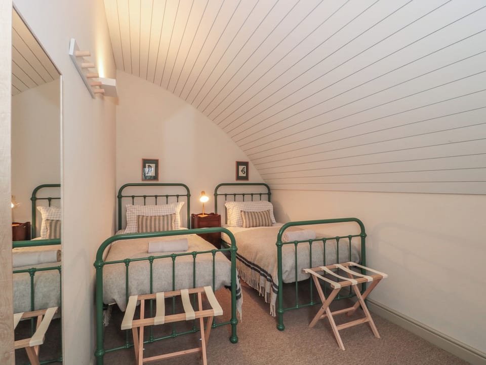 2 bedrooms, individually decorated, individually furnished, free WiFi